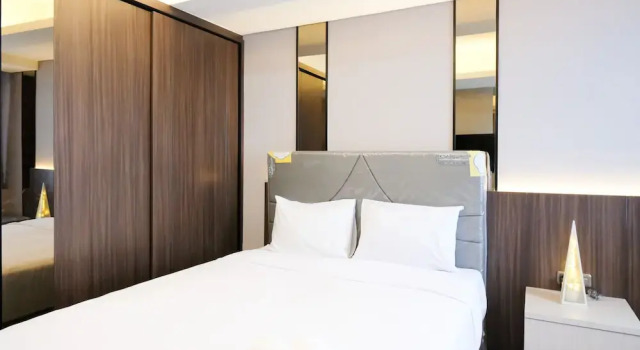 Luxurious Studio With Long Golf View At Grand Sungkono Lagoon Apartment, Book Apartment Hotels in East Java with a Pool, Swimming Pool