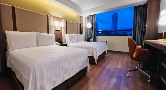 Четырёхместный номер Standard с балконом Holiday Inn Mexico City-Plaza Universidad by IHG