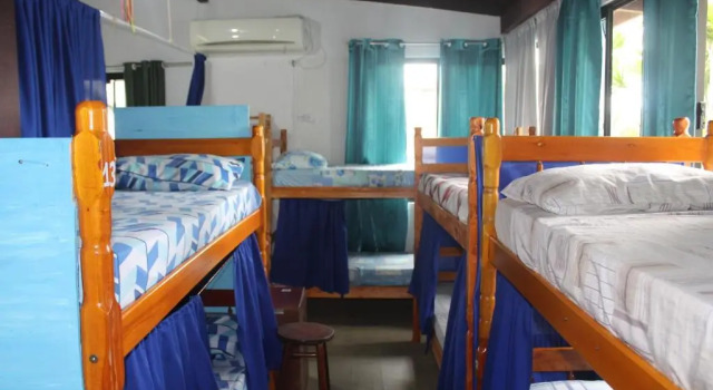 Кровать в общем номере Oceanic Hostel