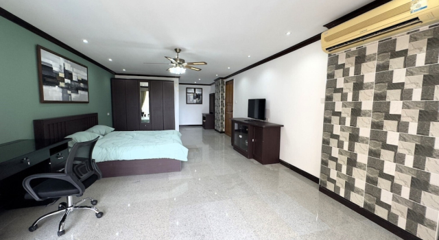 Spacious 2BR Condo - 3 Balconies & Green Views, Забронировать Апартаменты/квартира Паттайя провинция Чонбури