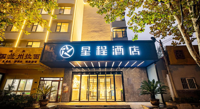Starway Hotel Zhengzhou 2Nd Qquare Renmin Road, Rezervovat Hotel Čeng-čou Henan