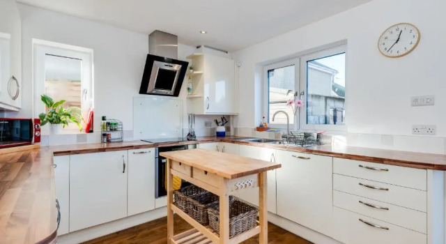 Коттедж Charming 3 Bedroom House garden & parking - next to CS Lewis Nature Reserve