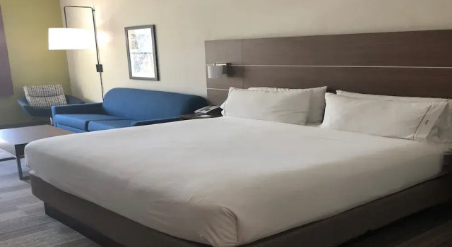 Люкс c 1 комнатой Holiday Inn Express & Suites Albany by IHG