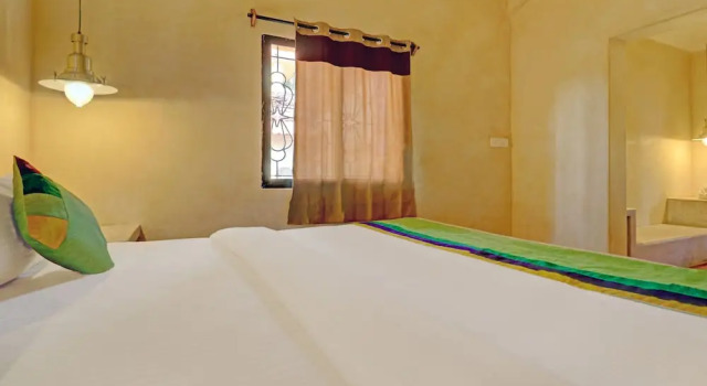 Двухместный номер Deluxe с балконом Treebo Morjim Banyan Resort with Swimming Pool