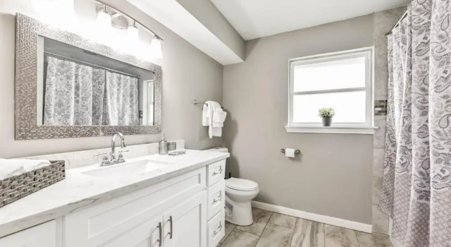 Коттедж West End in SW Houston, Sleeps 10, Work-cation, King Bd, Pet, High Speed Wifi