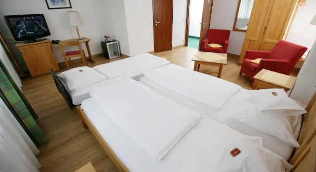 Трёхместный номер Standard Badhotel Restaurant Stauferland