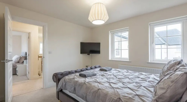 Коттедж Stylish & Modern 3 Bedroom Home