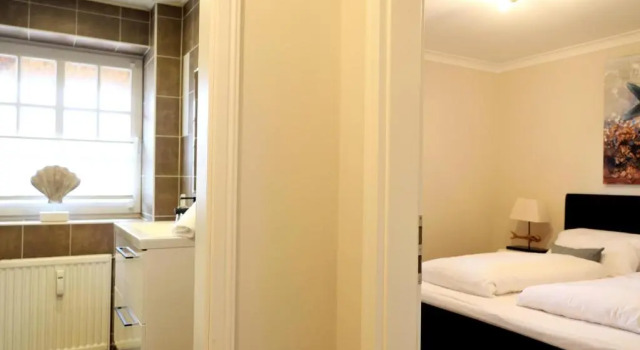 Geschmackvoll ausgestattete 2-Zimmer-Wohnung im EG eines typischen Reetdachhauses