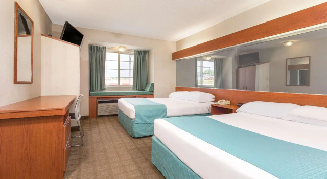 Четырёхместный номер Standard Microtel Inn & Suites by Wyndham Dry Ridge