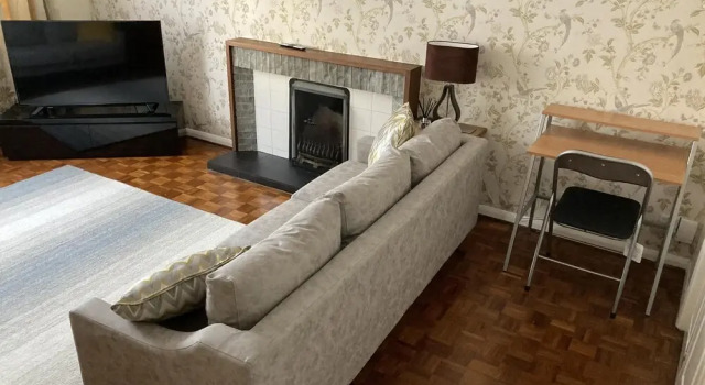 Large Detached House With off Street Parking Close to Heathrow, Prenota Hotel Hotel a Kent con parcheggio, Parcheggio