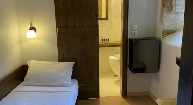 Одноместный номер Economy с балконом и с видом на внутренний двор Captain Vasilis Hotel