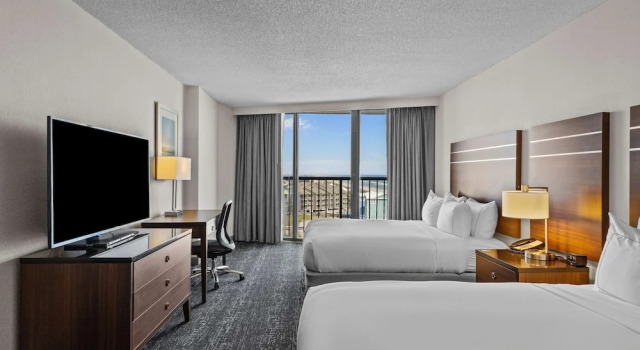 Четырёхместный номер Standard с балконом и oceanfront DoubleTree by Hilton Atlantic Beach Oceanfront