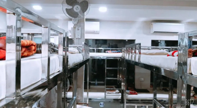 Кровать в общем номере (мужской номер) Shree Mahakali Guest House & Dormitory