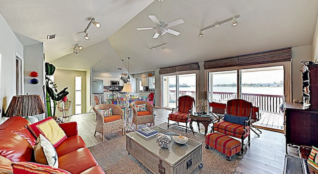 New Listing! Waterfront Gem W/ Private Dock & Pool 4 Bedroom Home, Забронировать Апартаменты/квартира Апартаменты Рокпорт, Апартаменты/квартира