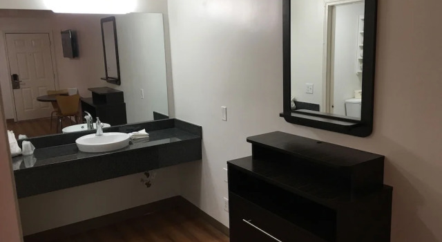Четырёхместный люкс Motel 6-Greenville, SC
