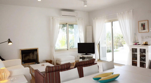 Carob Tree Villa in Latsi