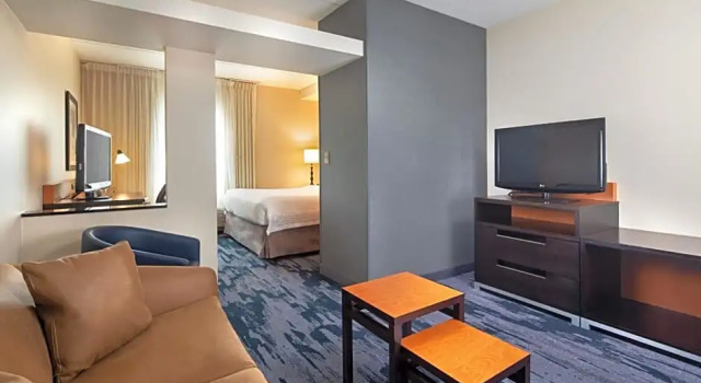 Двухместный люкс Fairfield Inn & Suites by Marriott Toronto Mississauga