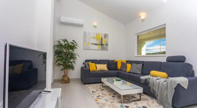 VILLA SKURA private heated pool 32m2, summer kitchen, 4 bedrooms, garden, Rezerwuj Willa Hotele w Split-Dalmatia County z parkingiem, Parking