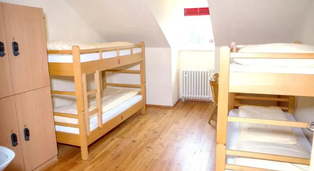 Кровать в общем номере YoHo - International Youth Hostel
