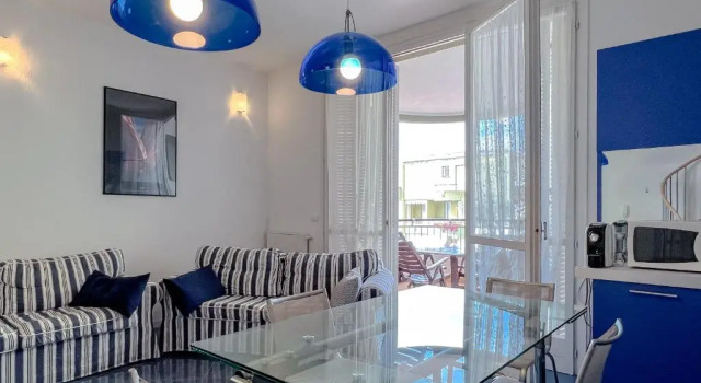Appartamento in pineta con vista mare e piscina, Buchen Sie Ferienwohnung Hotels in Varraze mit Pool, Schwimmbad