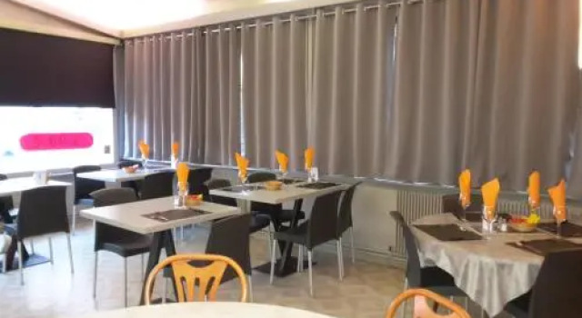 Pension Hotel Restaurant de la Place, Rezervovat Hotel Hotely v Doubs s parkováním, Parkování