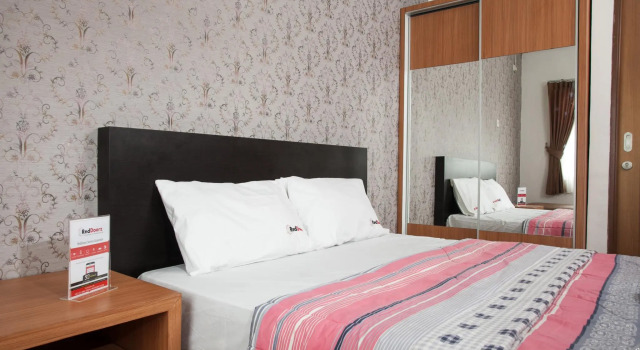 RedDoorz Apartment near Golden City Mall, Book Apartment Hotels in Dukuh Pakis with a Pool, Swimming Pool