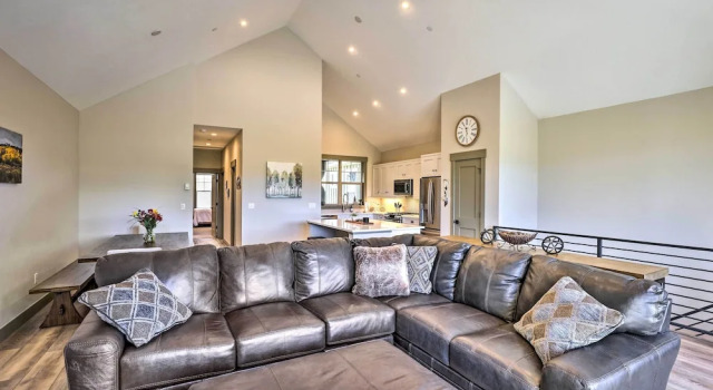 3 Mi to Granby Ranch: Townhome w/ Balcony & Views, Забронировать Отель Отели Грэнби 4 звезды, рядом с Гольф-клуб Grand Elk, 4*