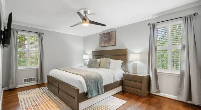 Коттедж Beautiful and Quiet Newly Renovated 4 Bedroom Retreat