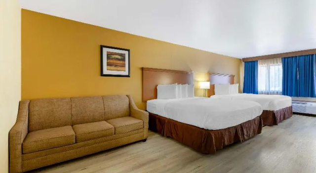 Четырёхместный номер Standard с балконом Best Western Kiva Inn