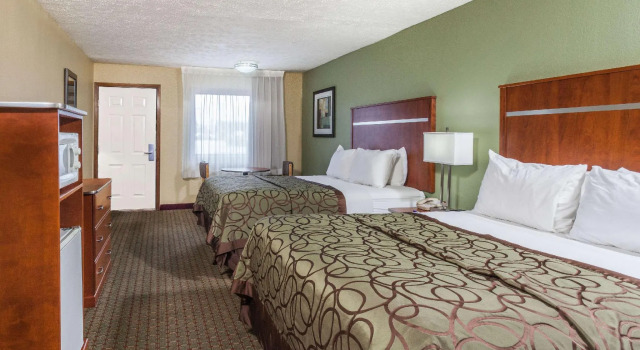 Четырёхместный номер Standard Baymont by Wyndham Pigeon Forge near Island Drive