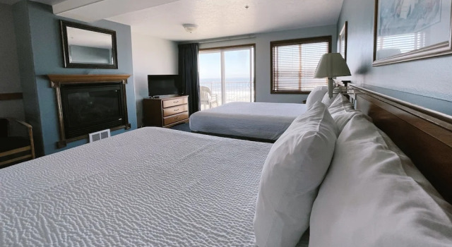 Четырёхместный номер Standard с балконом The Sandcastle Beachfront Hotel