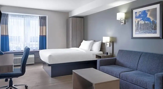 Двухместный люкс Microtel Inn & Suites by Wyndham Kanata Ottawa West