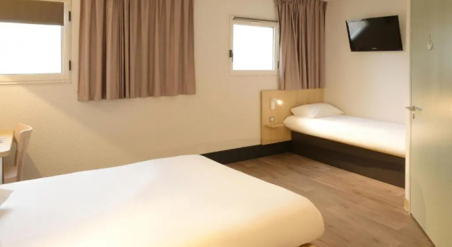 Трёхместный номер Standard B&B HOTEL Angoulême