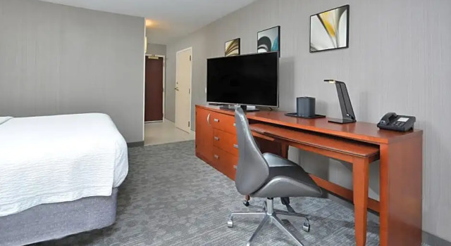 Четырёхместный номер Standard с балконом Courtyard by Marriott Beckley