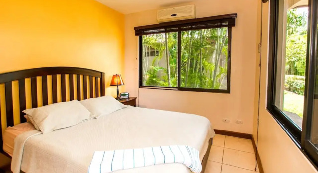 Colorful Condo with a Swimming Pool and Close Proximity to El Coco and the Beach, Rezerwuj Hotel Brasilito Guanacaste