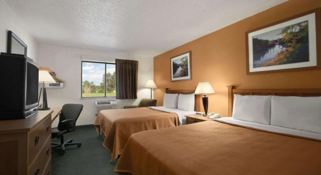 Четырёхместный номер Standard Travelodge by Wyndham Muskegon