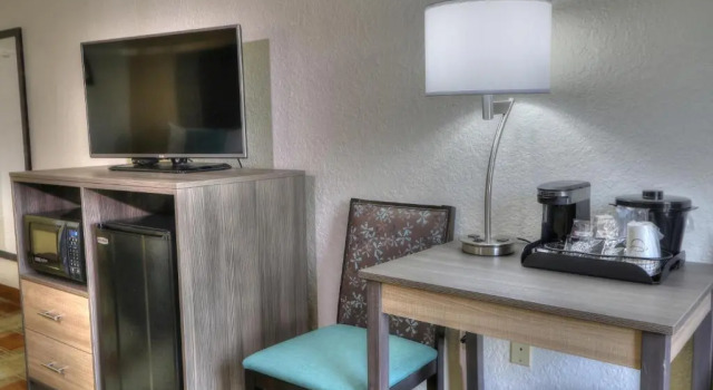 Четырёхместный номер Standard с балконом Pigeon River Inn