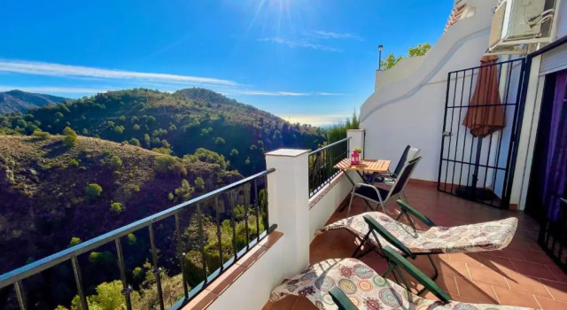 Апартаменты Apartamentos Axarquia 1, terraza privada con vistas a la montaña rio y al mar