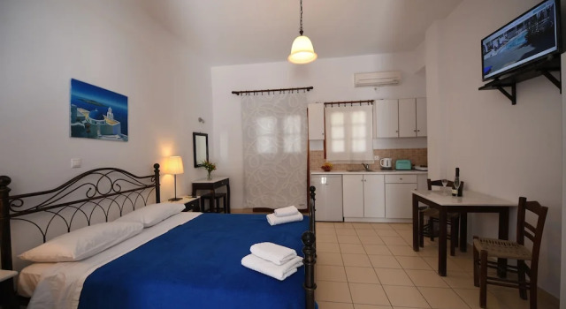Трёхместная студия с балконом Отель Sunflower Santorini