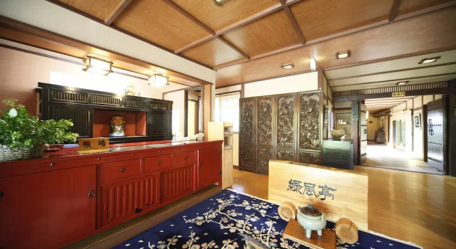 Kusatsu Onsen Yugomonorinosato Ryokufutei, Забронировать Отель Отели Кусацу с парковкой, рядом с Лыжный курорт Кусацу Онсэн, Парковка
