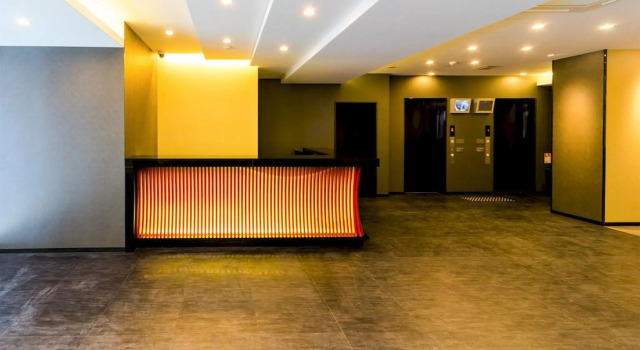 Кровать в общем номере Kuromon Crystal Hotel