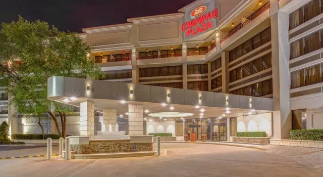 Кровать в общем номере Crowne Plaza Executive Center Baton Rouge by IHG
