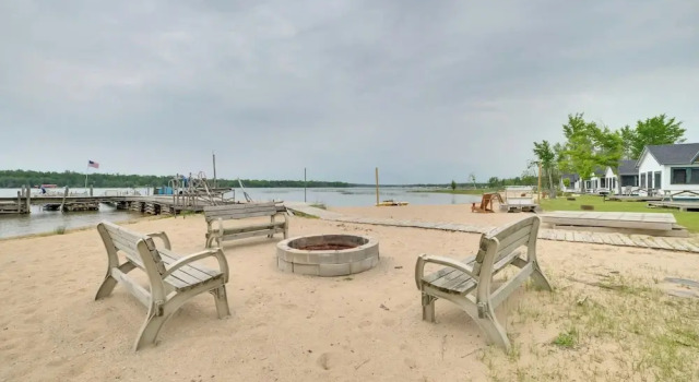 Коттедж Complimentary Boat Rentals! Lake Huron Cabin