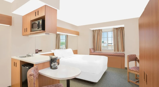 Четырёхместный люкс Business Microtel Inn & Suites by Wyndham Colfax
