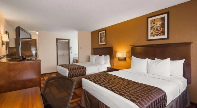 Четырёхместный номер Standard с видом на бассейн Best Western Tower West Lodge