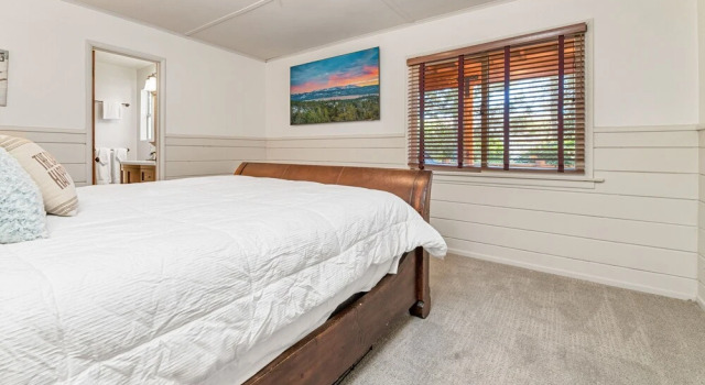 Stillwater Cove Lakefront - Breathtaking Views. Charming Vintage Cabin, Woodsy Interior! Boat Dock! 2 Bedroom Cabin, Забронировать Отель Отели Биг-Бэр-Лейк с парковкой, Парковка
