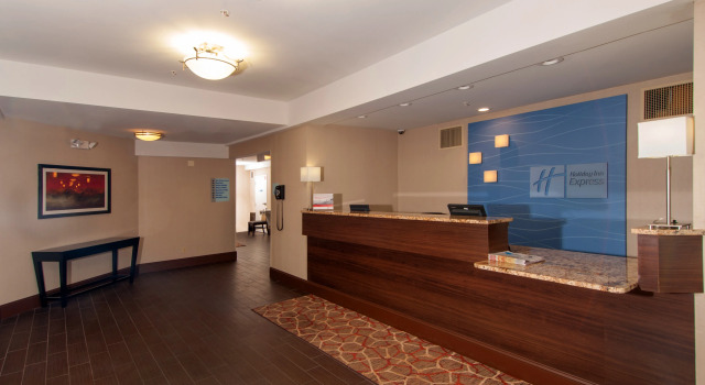 Holiday Inn Express Vernon-Manchester, Varaa Hotelli Hotellit New England uima-altaalla, Uima-allas