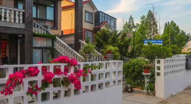 Yujia Xiaoyuan Holiday Meishu (Happy Storm), Prenota Hotel Huzhou Zhejiang