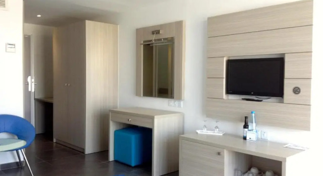 Двухместный номер Superior с видом на бассейн Limanaki Beach Hotel & Suites