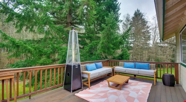 Коттедж Central 4-Acre Cottage w/ Deck: Walk to Bay